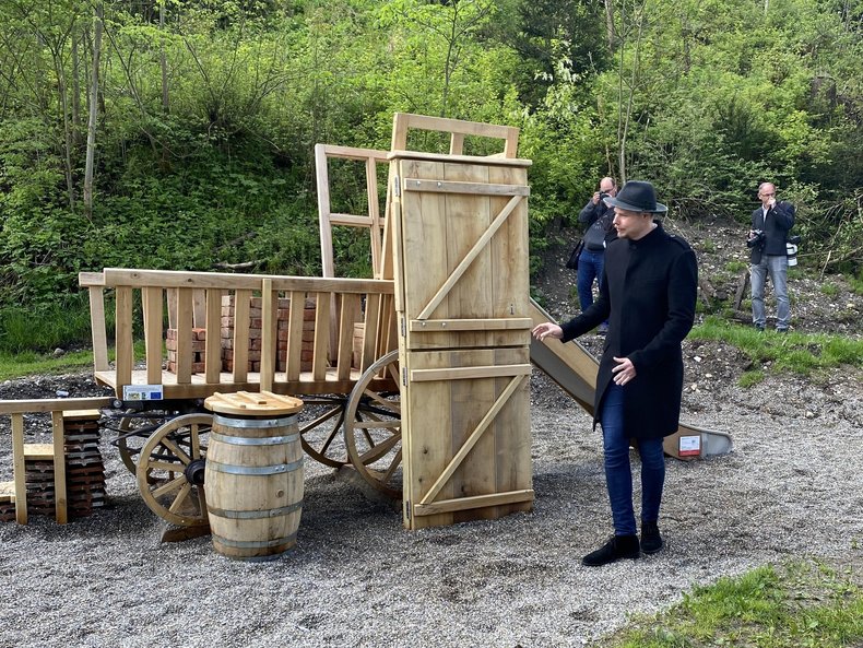 Adelegg-Ranger T. Boneberger stellt die Station in Eisenbach vor